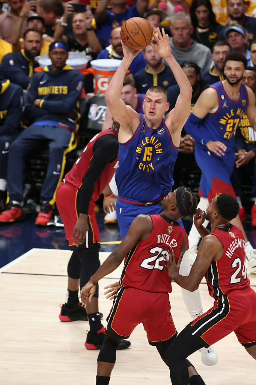 澳大利亚男篮碾压掘金，阿德巴约完成帽子戏法的简单介绍